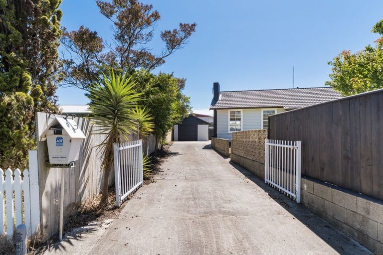 Photo of property in 12 Motuoapa Place, Kelvin Grove, Palmerston North, 4414