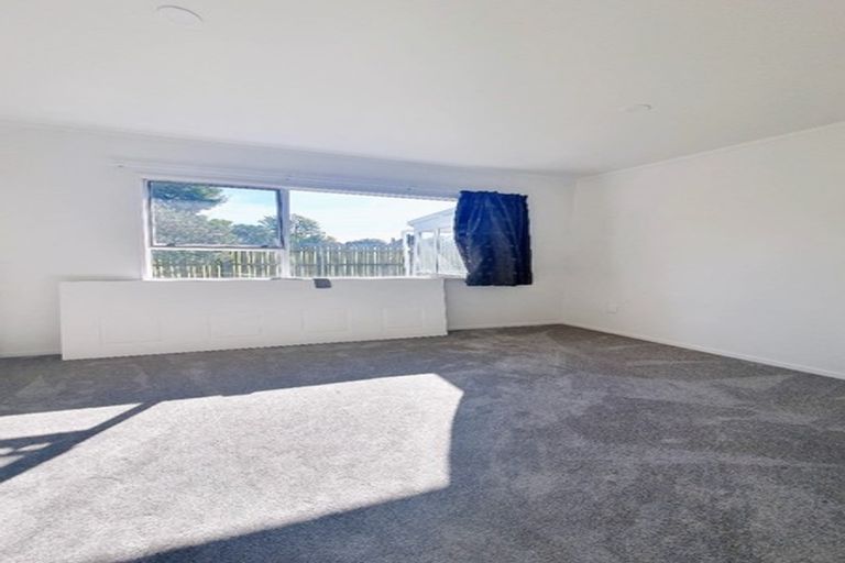 Photo of property in 18 Flagstaff Place, Massey, Auckland, 0614
