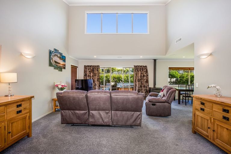 Photo of property in 10 Routeburn Avenue, Aotea, Porirua, 5024