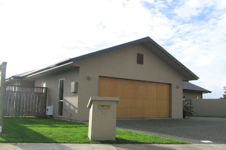 Photo of property in 23 Sycamore Crescent, Fitzherbert, Palmerston North, 4410
