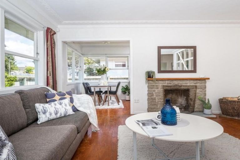 Photo of property in 6 Gill Avenue, Te Atatu Peninsula, Auckland, 0610