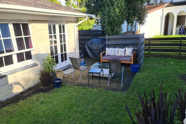 Photo of property in 3/220 East Coast Road, Forrest Hill, Auckland, 0620