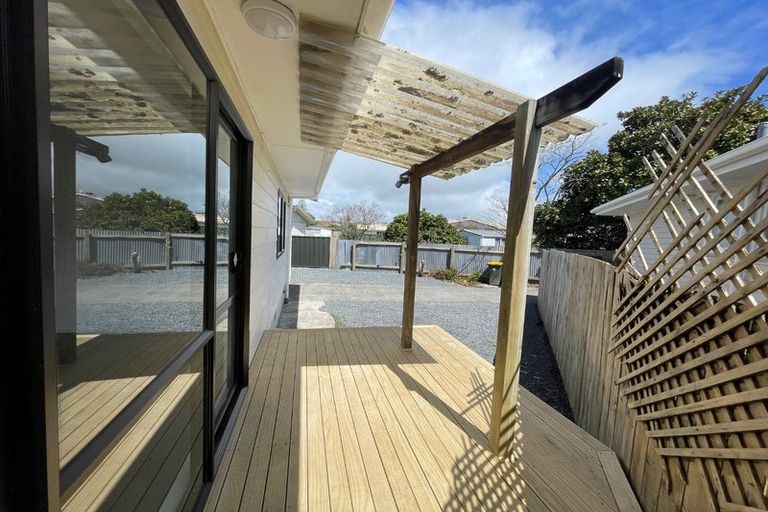 Photo of property in 35 Tarata Crescent, Mangere Bridge, Auckland, 2022