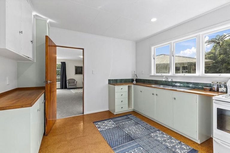 Photo of property in 8 Glanmire Road, Newlands, Wellington, 6037