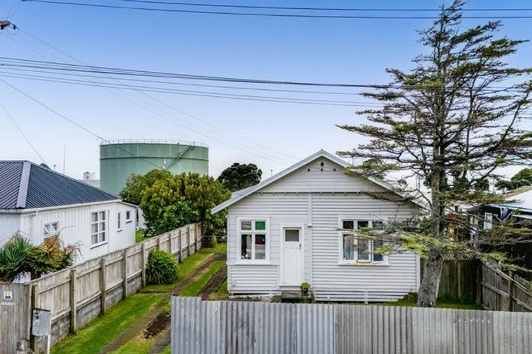 Photo of property in 10 Harbour Street, Moturoa, New Plymouth, 4310
