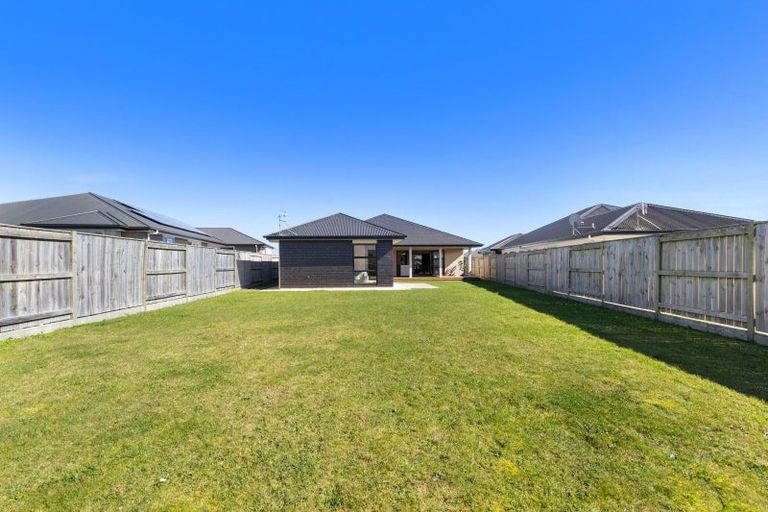 Photo of property in 42 Sardinia Grove, Fitzherbert, Palmerston North, 4410