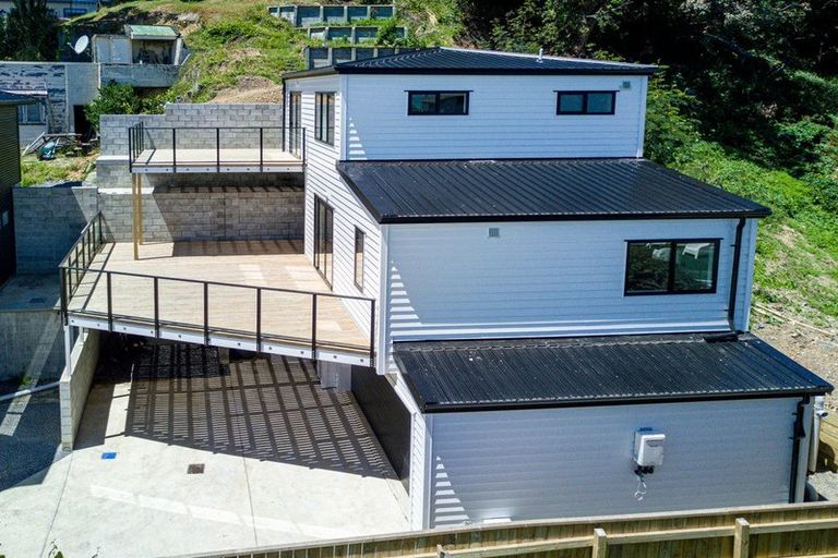 Photo of property in 6a Grays Road, Plimmerton, Porirua, 5026