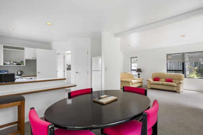 Photo of property in 3/27 Sunnynook Road, Forrest Hill, Auckland, 0620