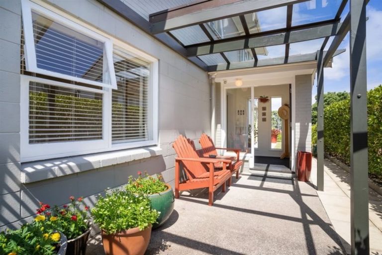 Photo of property in 2/98 Queen Street, Northcote Point, Auckland, 0627