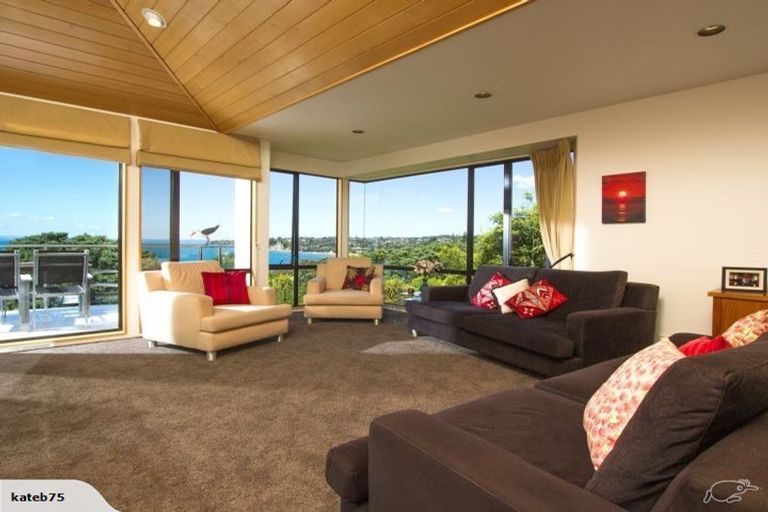 Photo of property in 2/19 Churchill Road, Murrays Bay, Auckland, 0630