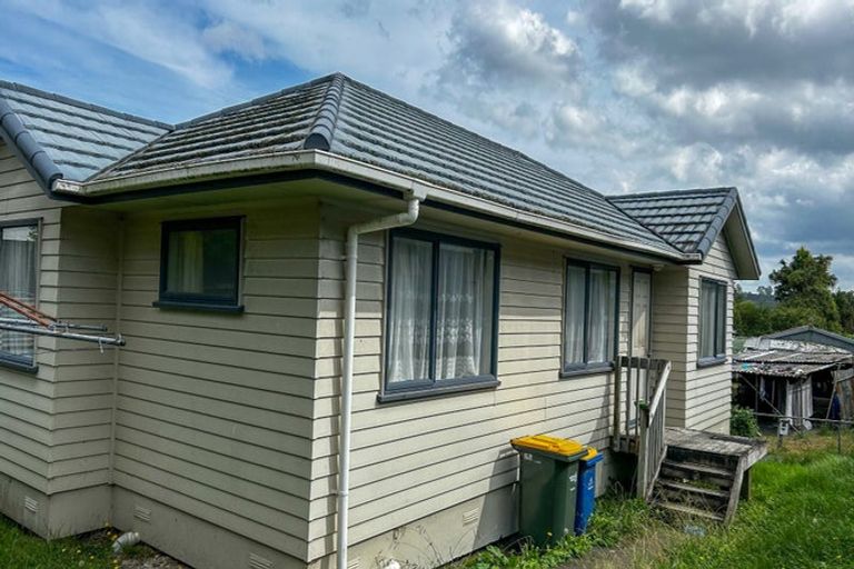 Photo of property in 16 Kelman Road, Kelston, Auckland, 0602