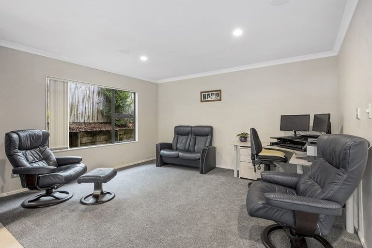 Photo of property in 21 Newbury Place, Schnapper Rock, Auckland, 0632