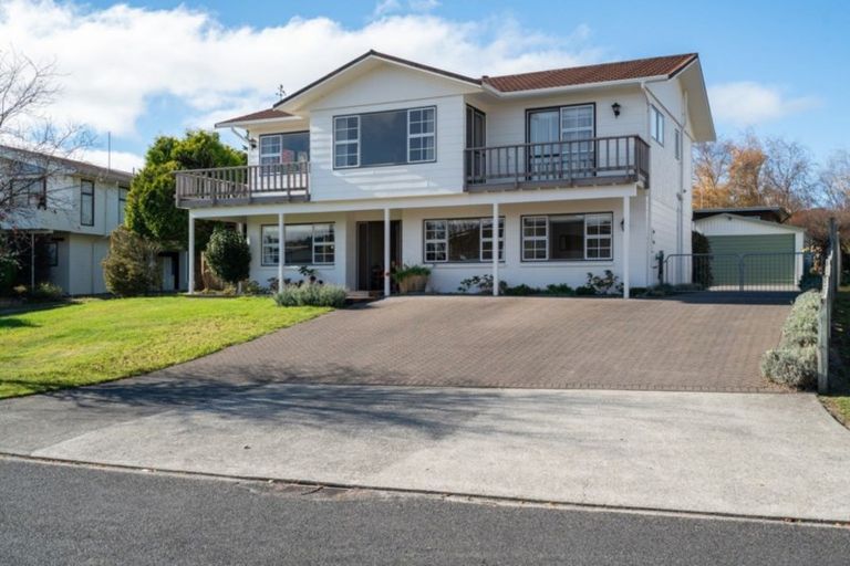 Photo of property in 14 Gibbs Place, Kinloch, Taupo, 3377