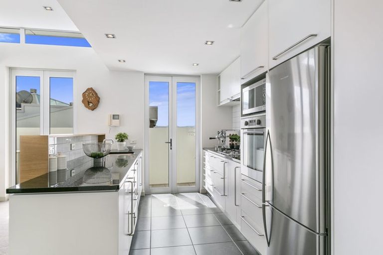 Photo of property in 1/22 The Crescent, Roseneath, Wellington, 6011