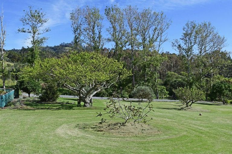 Photo of property in 18 Old School Road, Leigh, 0985