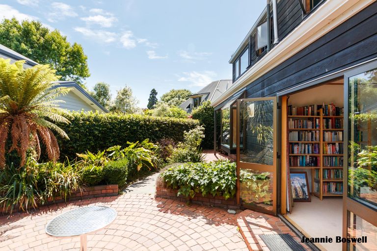 Photo of property in 8 Caccia Birch Lane, Hokowhitu, Palmerston North, 4410