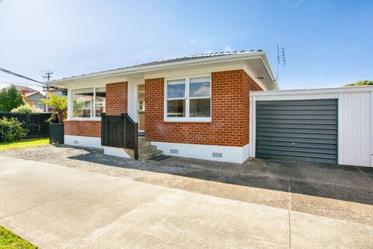 Photo of property in 1/24 Inverness Road, Browns Bay, Auckland, 0630