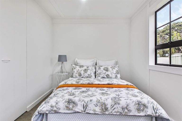 Photo of property in 7 Glen Vista Place, Bayview, Auckland, 0629