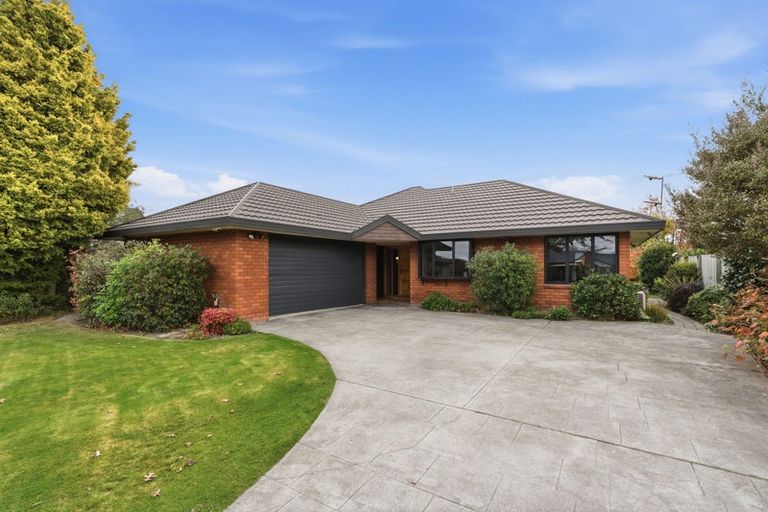 Photo of property in 12 Hatfield Place, Avonhead, Christchurch, 8042