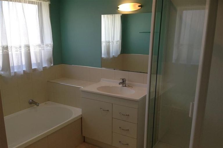 Photo of property in 3 Grande Vue Road, Papatoetoe, Auckland, 2025