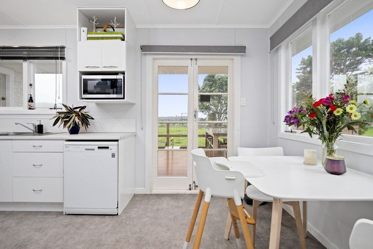 Photo of property in 142 Karioitahi Road, Waiuku, 2683