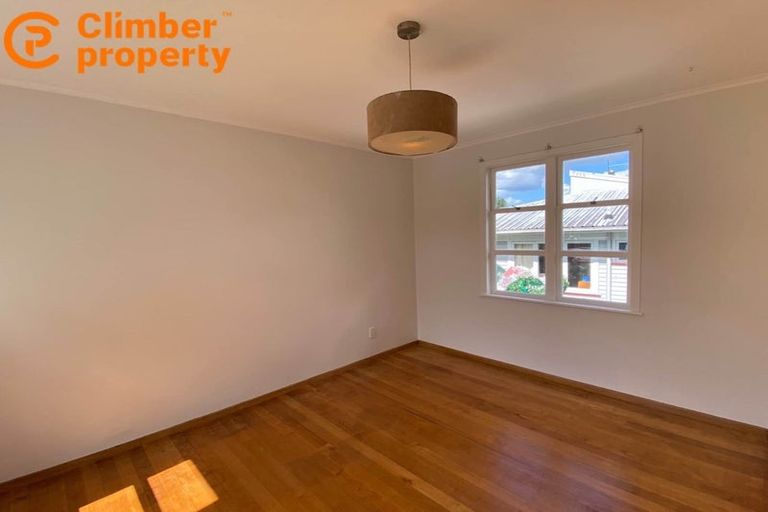 Photo of property in 8 Sherwood Avenue, Te Atatu South, Auckland, 0610