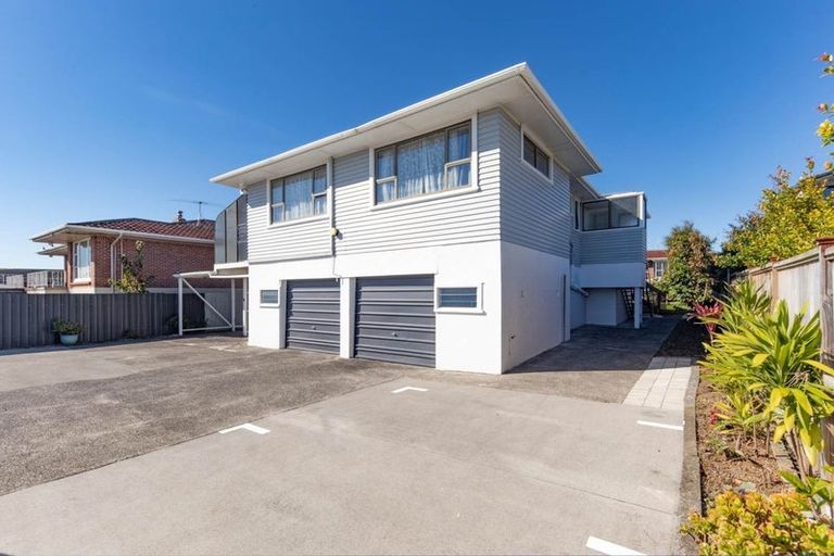 Photo of property in 1/275 Te Atatu Road, Te Atatu South, Auckland, 0610