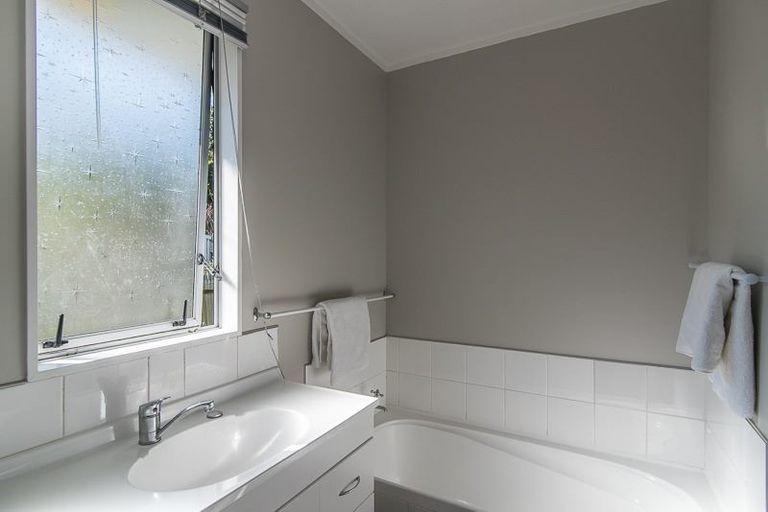 Photo of property in 32 Hookway Grove, Paraparaumu, 5032