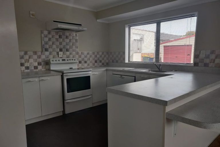 Photo of property in 2/65 Golf Road, New Lynn, Auckland, 0600