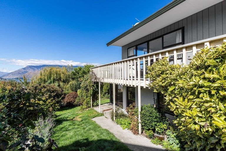 Photo of property in 15 Avalon Crescent, Fernhill, Queenstown, 9300