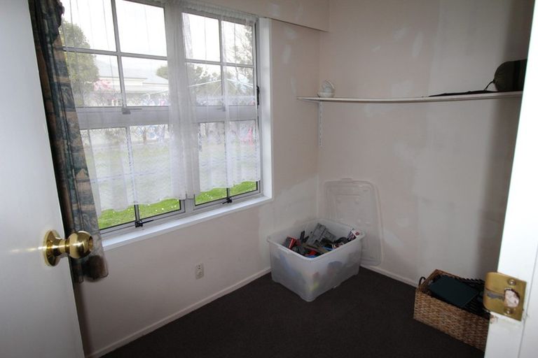 Photo of property in 27 Dunk Place, Milson, Palmerston North, 4414