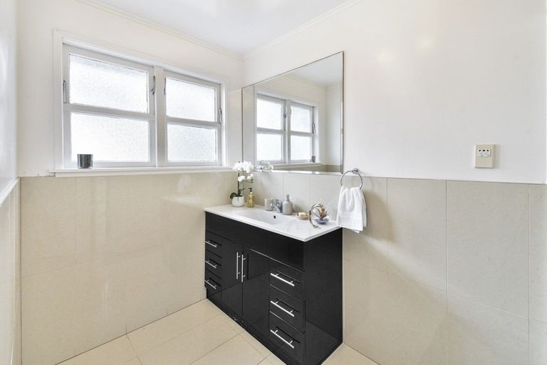 Photo of property in 16 Penruddocke Road, Half Moon Bay, Auckland, 2012