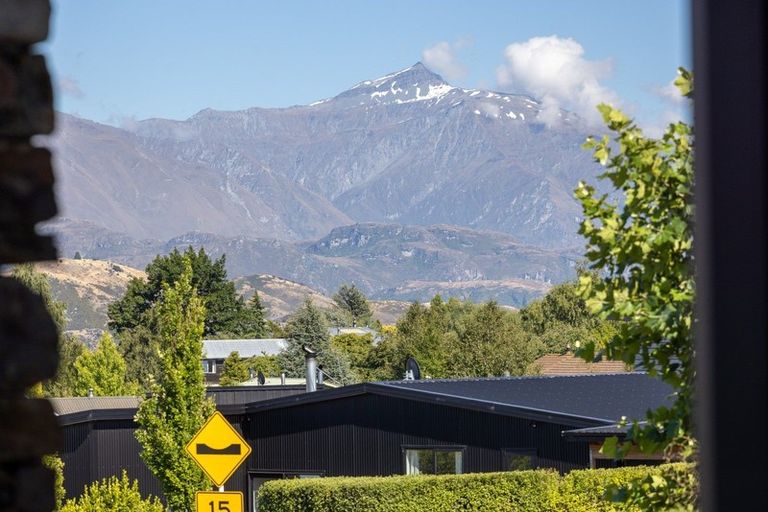 Photo of property in 16 Makomako Road, Wanaka, 9305
