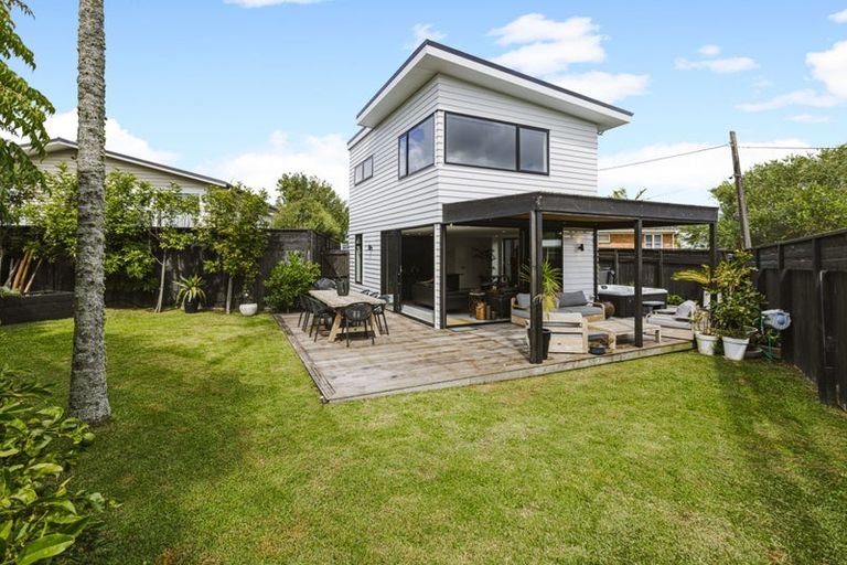 Photo of property in 15c Helga Crescent, Te Atatu Peninsula, Auckland, 0610