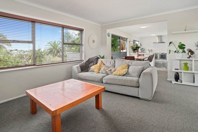 Photo of property in 16 Regal Place, Forrest Hill, Auckland, 0620