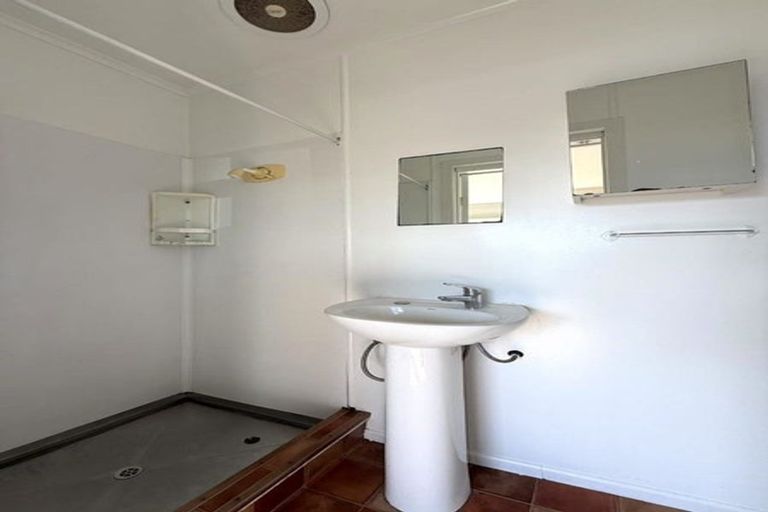 Photo of property in 6 Durham Street, Te Atatu Peninsula, Auckland, 0610