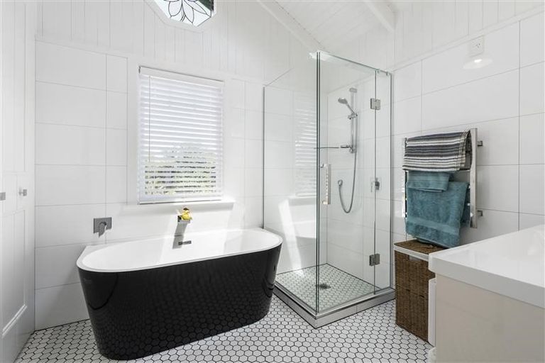 Photo of property in 18 Marie Avenue, Red Beach, 0932