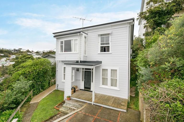 Photo of property in 1 Fairview Crescent, Kelburn, Wellington, 6012