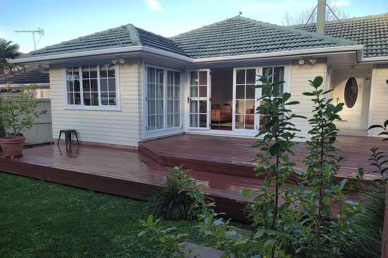 Photo of property in 28 Ocean View Road, Northcote, Auckland, 0627