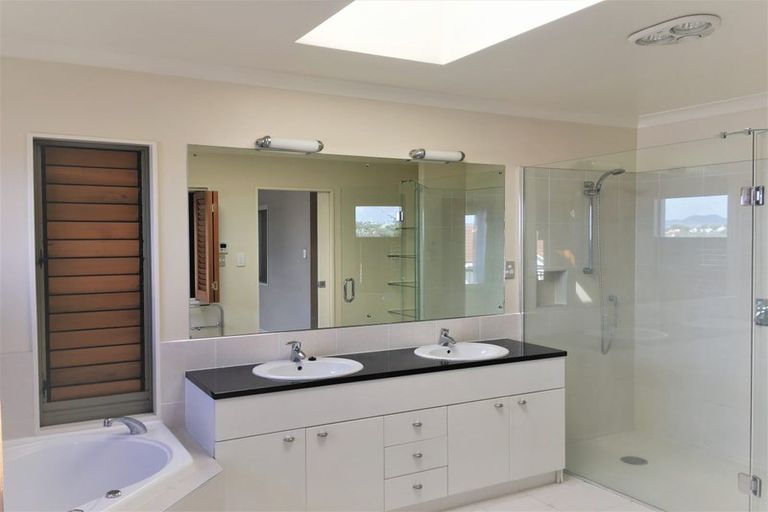 Photo of property in 92a Shakespeare Road, Milford, Auckland, 0620