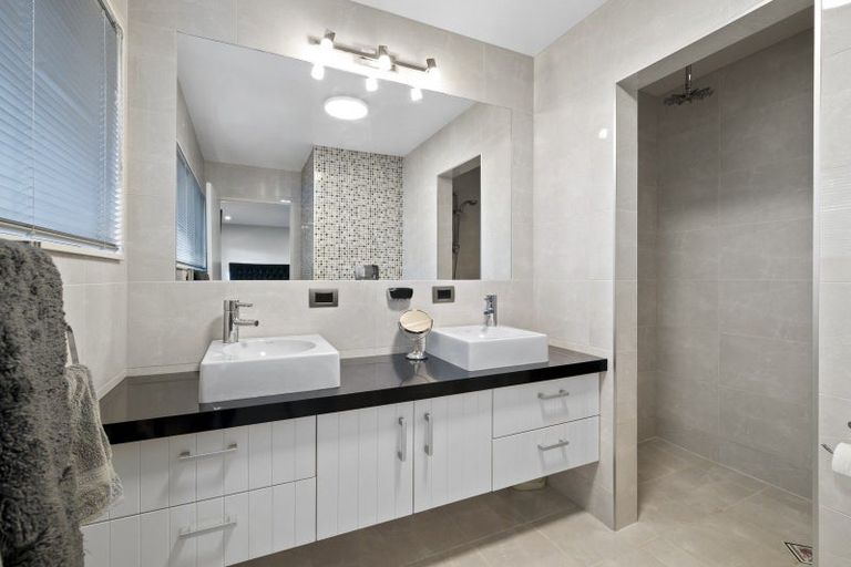 Photo of property in 2 Botanical Heights Drive, Waipahihi, Taupo, 3330