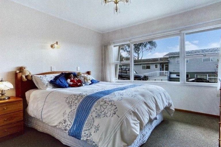 Photo of property in 2/55 Manhattan Heights, Glendene, Auckland, 0602