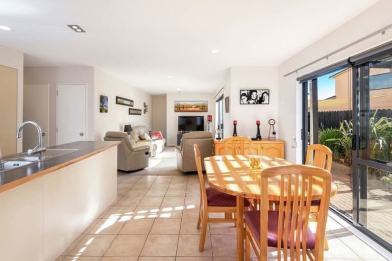 Photo of property in 11 Bunker Rise, Golflands, Auckland, 2013