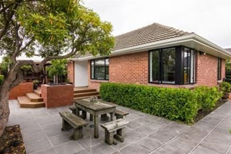 Photo of property in 2 Springbank Street, Bryndwr, Christchurch, 8053