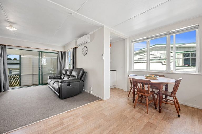 Photo of property in 2/11 Parakai Avenue, Parakai, 0830