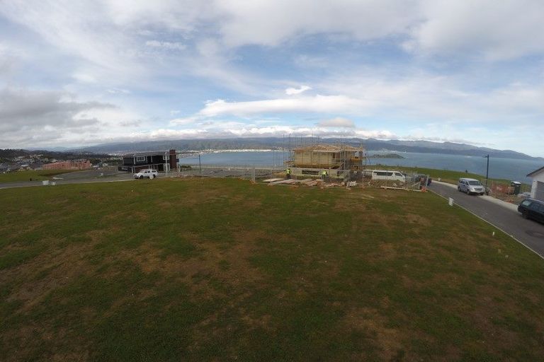 Photo of property in 16 Promontory Crescent, Newlands, Wellington, 6037