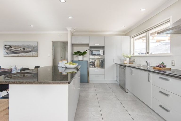 Photo of property in 2 Vanbrugh Place, Bucklands Beach, Auckland, 2014