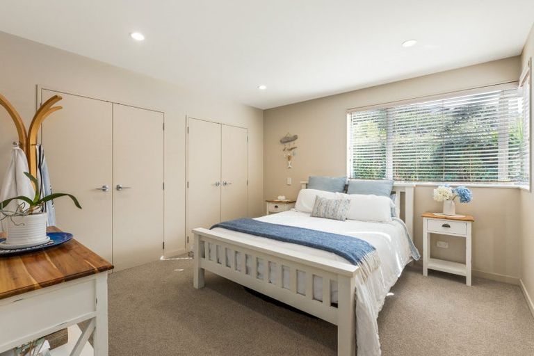 Photo of property in 12 Chelverton Terrace, Red Beach, 0932