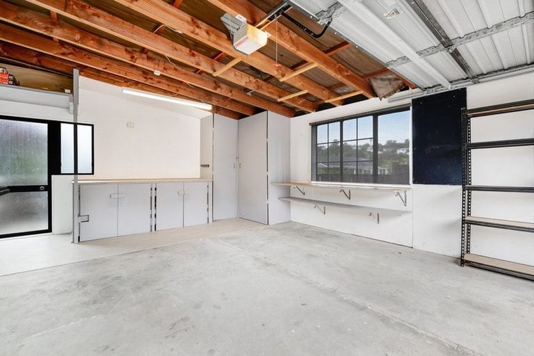 Photo of property in 2/15 Tetrarch Place, Totara Vale, Auckland, 0629