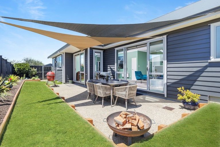 Photo of property in 14 Malbec Place, Huapai, Kumeu, 0810